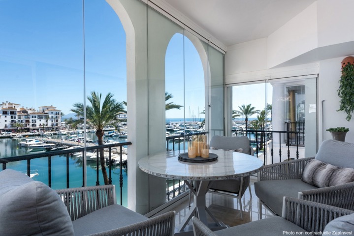 Magnifique appartement au Port de la Duquesa avec des vues splendides sur le port et la mer, Espagne