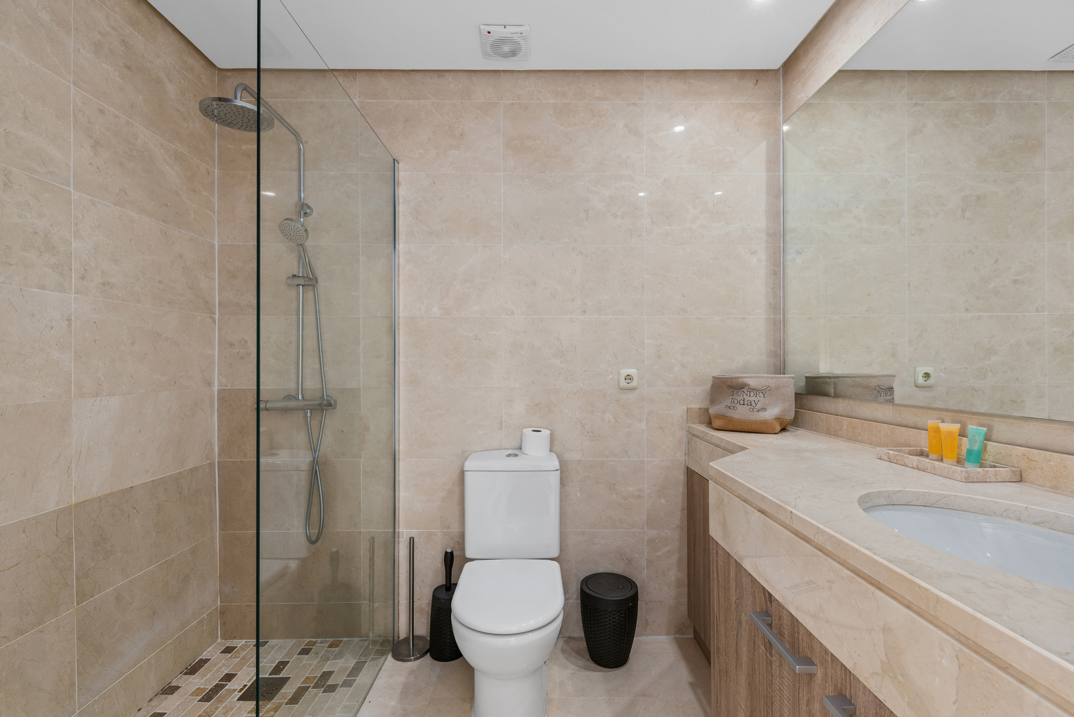 Rez-de-chaussée contemporain avec jardin et vues nature, à deux pas du Crystal Lagoon à Casares Costa, Espagne