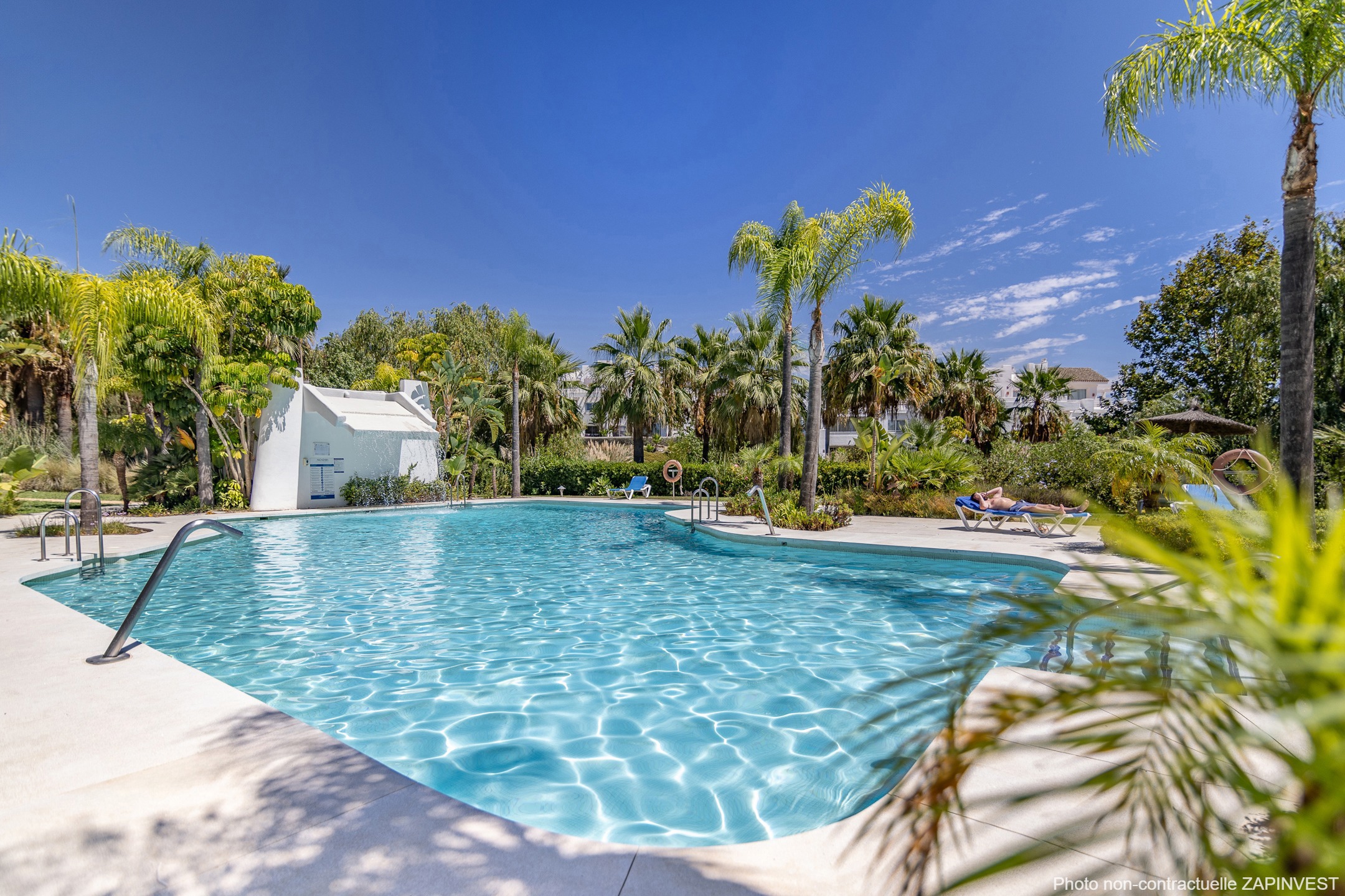 Rez-de-chaussée contemporain avec jardin et vues nature, à deux pas du Crystal Lagoon à Casares Costa, Espagne