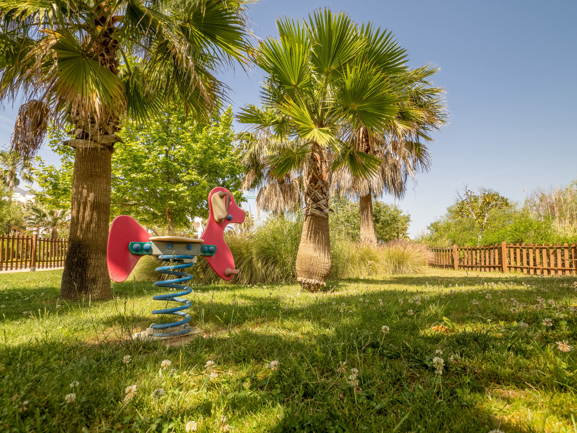 Rez-de-chaussée contemporain avec jardin et vues nature, à deux pas du Crystal Lagoon à Casares Costa, Espagne